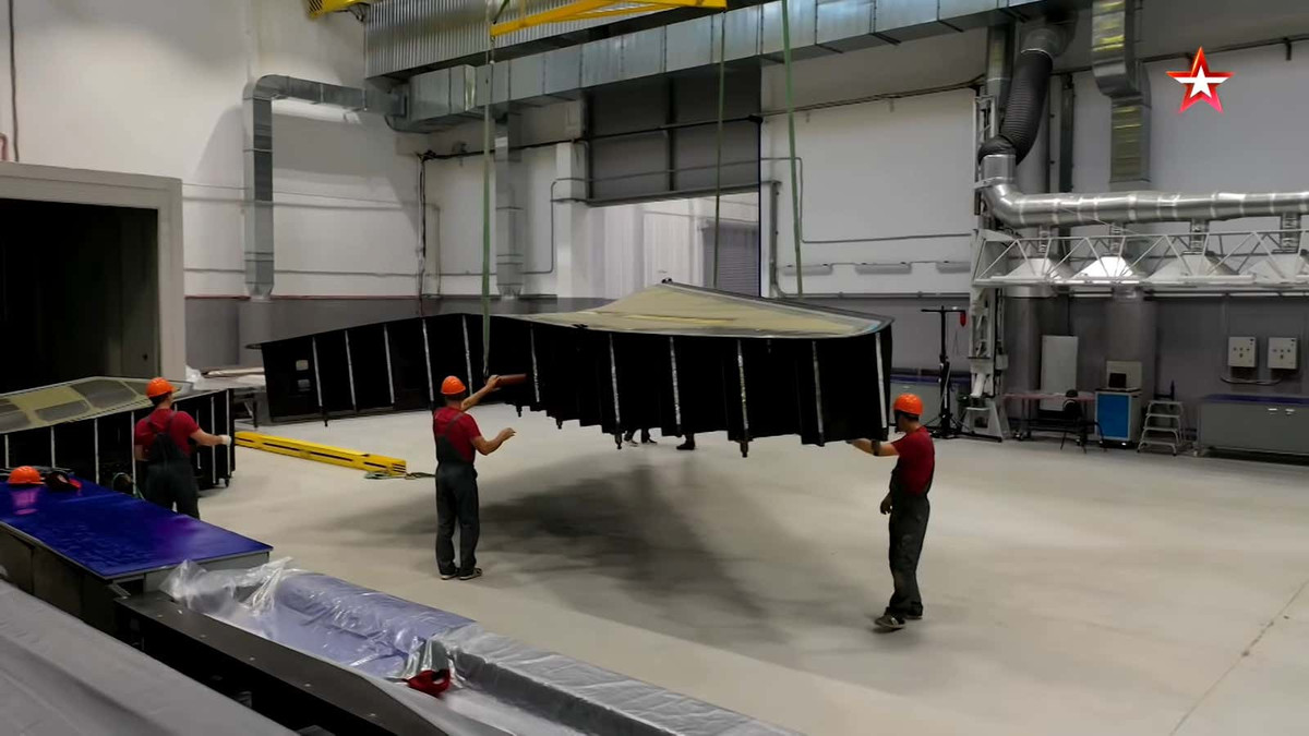 Sau tất cả, vẫn còn rất nhiều điều để xem thiết kế S-70 sẵn sàng sản xuất sẽ như thế nào, cũng như thời điểm Okhotniks có thể thực sự bắt đầu sử dụng dịch vụ thực tế.