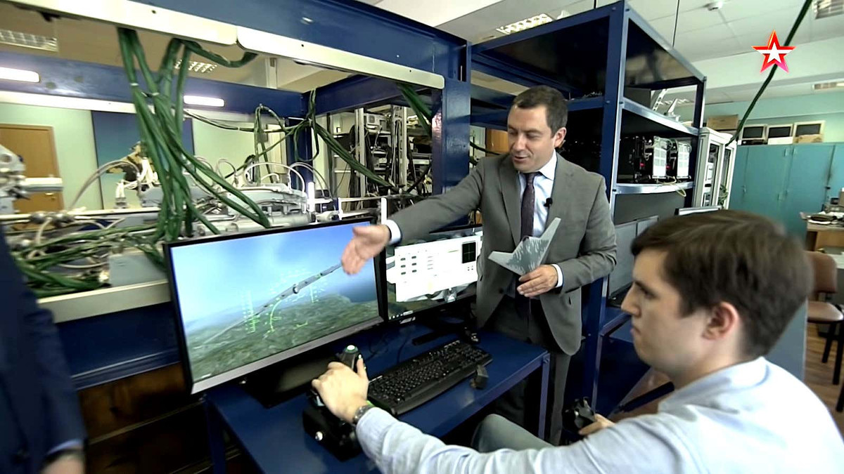 Người điều khiển-phi công ngồi ở vị trí được chỉ định, theo hướng rộng, để phản chiếu buồng lái của máy bay, với một cột điều khiển liên lạc và các màn hình đa chức năng khác nhau.