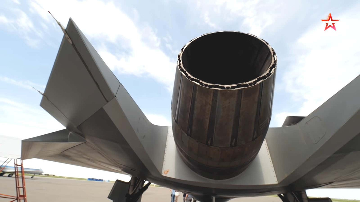 Hệ thống hút khí trên các mô hình đó cũng được sửa đổi so với những gì được thấy trên tàu Okhotnik hiện đang bay. Các chi tiết sản xuất cũng được kỳ vọng sẽ sử dụng đáng kể vật liệu composite.