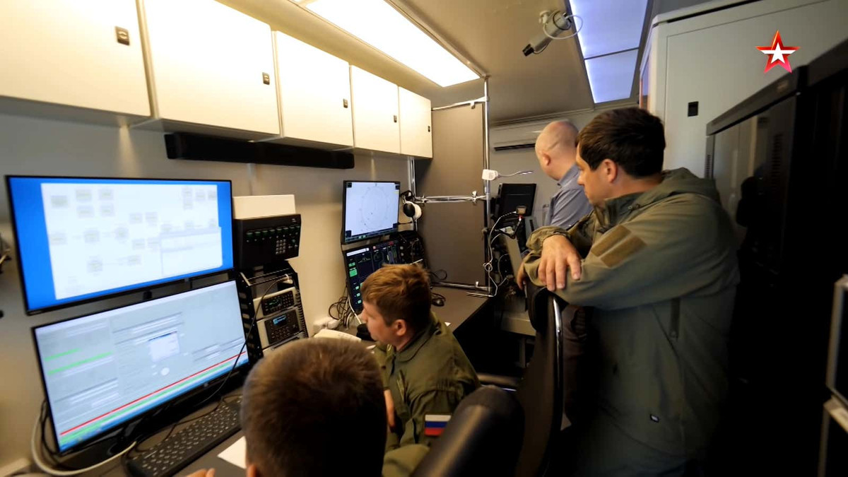 Các vị trí điều hướng và liên lạc có nhiều máy tính thông thường hơn, đặc biệt là điều hướng cũng có thể xem nhiều màn hình giống như người lái/người điều khiển.