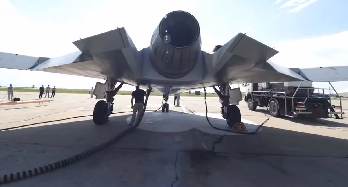 Ngoài ra còn có những góc nhìn đẹp về ống xả động cơ lộ ra ngoài của chiếc UAV này. Đây là điều mà The War Zone đã lưu ý sẽ hạn chế tình trạng lén lút của nó kể từ khi những hình ảnh đầu tiên của chiếc máy bay không người lái này xuất hiện vào năm 2019.