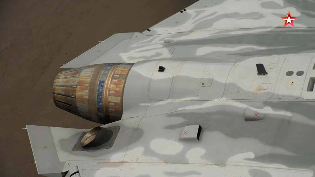 Sukhoi cho biết S-70 dự kiến sẽ thay đổi đáng kể, từ trong ra ngoài, giữa hai mẫu đầu tiên và hai mẫu tiếp theo. Sự khác biệt đáng chú ý nhất dự kiến sẽ là việc thay thế ống xả động cơ phía sau bằng một ống che.