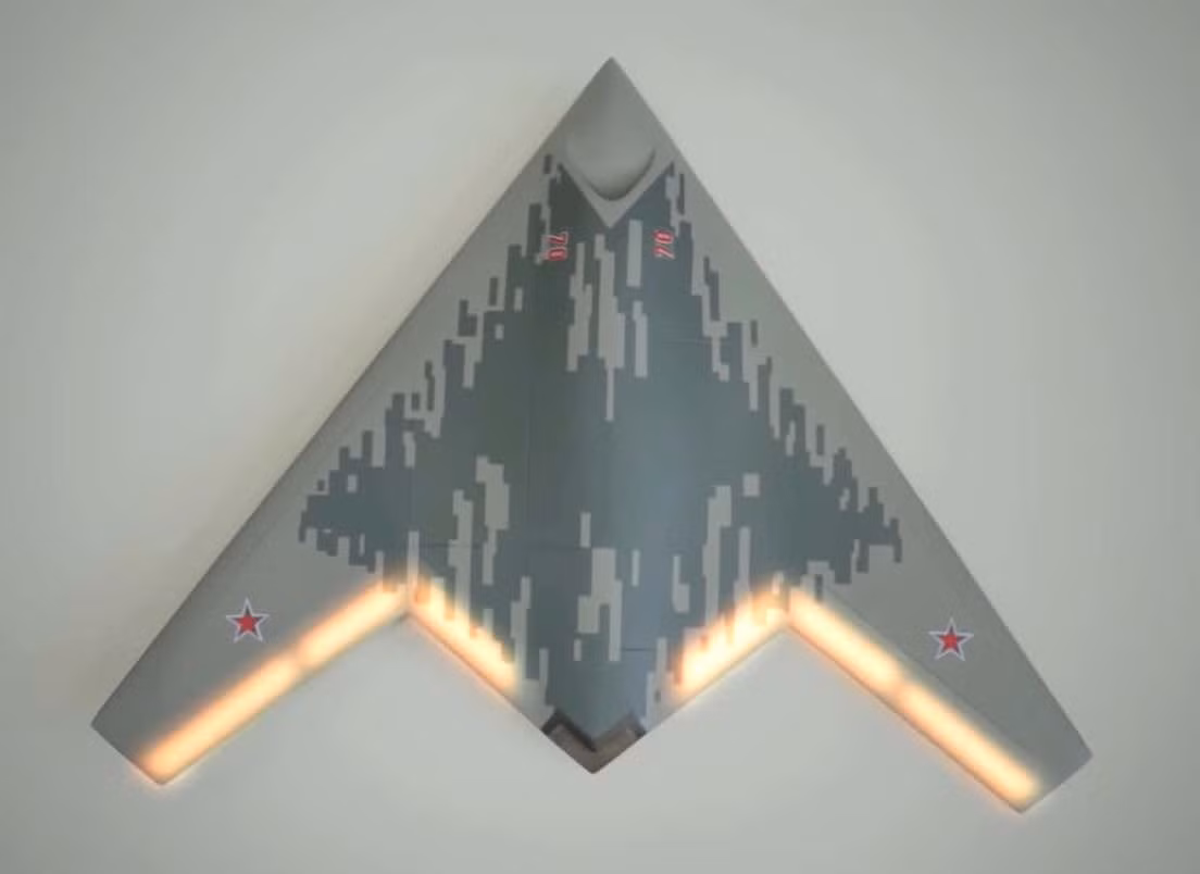 Đại diện của Sukhoi đã nói cụ thể với TV Zvezda rằng UCAV không được mong đợi quá nhanh hoặc cơ động, dựa nhiều hơn vào các đặc tính tàng hình của nó để hoàn thành xuất sắc các nhiệm vụ được giao.