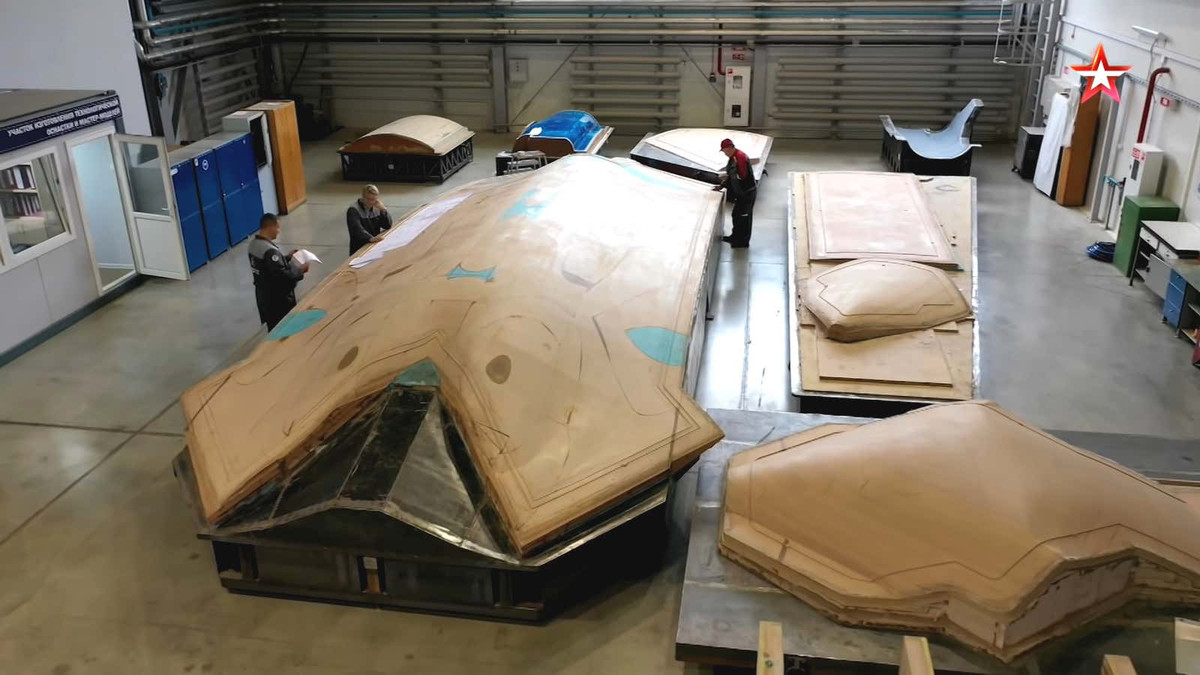 Ngoài những quan điểm mới về thiết kế, một quan chức của Sukhoi còn giải thích thêm về cách thức công nghệ, và thậm chí toàn bộ một số thành phần được lấy từ Su-57 đã được tận dụng để giúp đẩy nhanh sự phát triển của máy bay không người lái S-70.