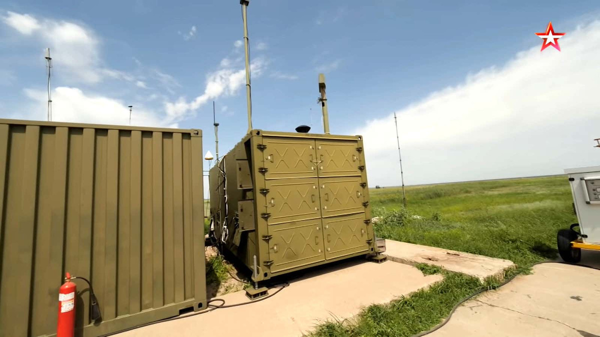 Hiện tại, cần một nhóm ba người để lái UAV S-70 Okhotnik, bao gồm một phi công/người điều hành, hoa tiêu và chuyên gia liên lạc, tất cả đều làm việc cùng nhau bên trong một chiếc xe van điều khiển bằng container.