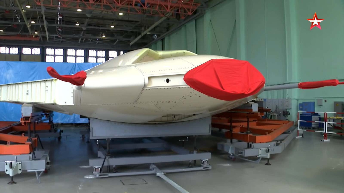 Trong phân đoạn TV Zvezda , các quan chức của Sukhoi đã mô tả máy bay không người lái này, hiện mang số hiệu Red 071, như một "phòng thí nghiệm”, một thuật ngữ tiếng Nga thường được sử dụng cho các tài sản thử nghiệm.