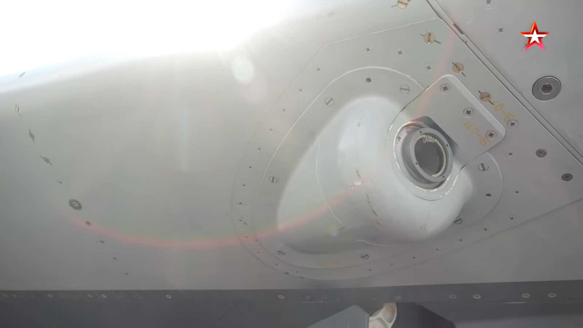 Chúng ta được chiêm ngưỡng những cái nhìn cận cảnh mới về bên ngoài của chiếc máy bay không người lái này. Bao gồm phần thân trên của nó, được bao phủ bởi nhiều cửa hút khí khác nhau, cũng như ăng-ten và hệ thống camera hướng về phía trước dưới phần trung tâm của thân máy bay phía trước.