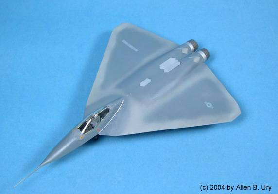 Thiết kế không có phần cánh đuôi này được cho là cũng giúp giảm lực cản, tiết kiệm nhiên liệu và tăng uy lực vũ trang xuất hiện trên các máy bay chiến đấu dạng này. 