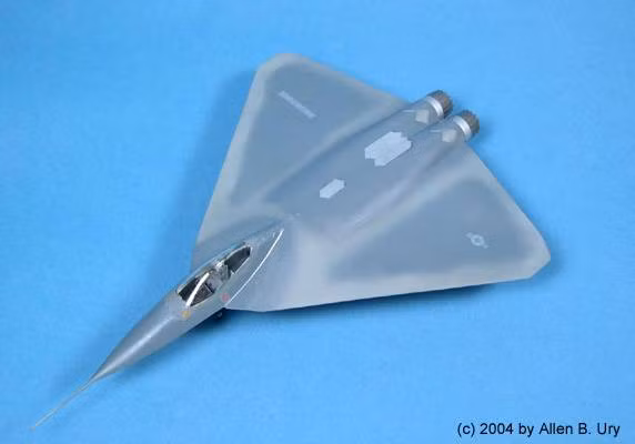 Thiết kế không có phần cánh đuôi này được cho là cũng giúp giảm lực cản, tiết kiệm nhiên liệu và tăng uy lực vũ trang xuất hiện trên các máy bay chiến đấu dạng này. 