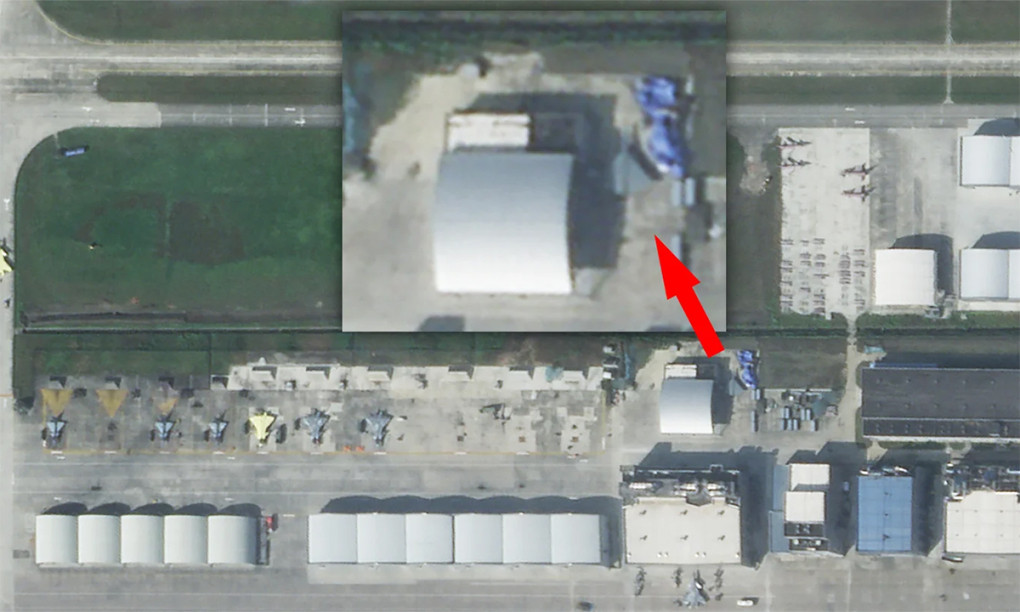 Theo bức ảnh vệ tinh được chụp tại sân bay thử nghiệm của Tập đoàn Máy bay Thành Đô của Trung Quốc vào ngày 29/10, cho thấy một mô hình khung thân máy bay có chiều dài sải cánh được cho là tương đương tiêm kích tàng hình J-20.