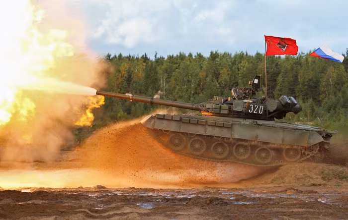 Hoả lực của các chiến xa T-80BV được đảm bảo khi chúng sở hữu khẩu pháo 2A46M cỡ nòng 125mm kèm hệ thống tự nạp đạn tự động, tốc độ bắn của nó lên tới 8 viên/phút, và tầm bắn đạn động năng và đạn xuyên giáp đạt tới 4000m, đạn nổ mảnh là 5000m, còn tên lừa là 4500m. Nguồn ảnh: BGG.