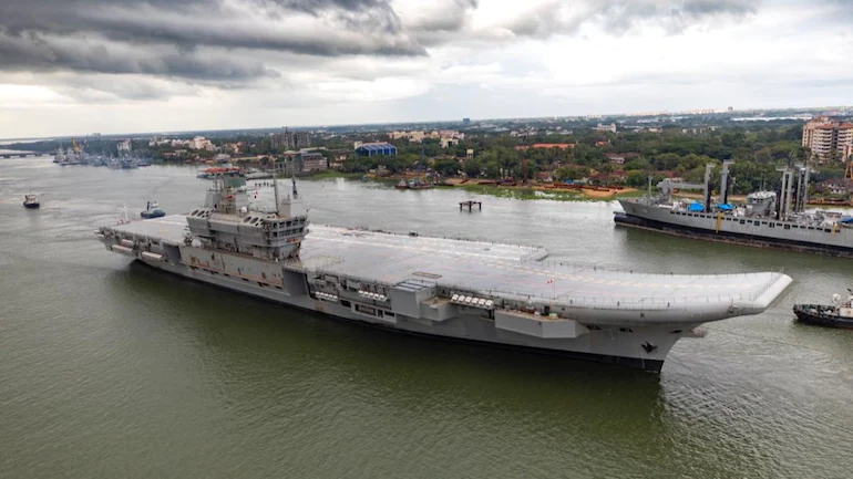 Tàu sân bay Vikrant được thiết kế bởi Tổng cục Thiết kế Hải quân (DND) của Ấn Độ, được đóng tại Cochin Shipyard Limited (CSL), một nhà máy đóng tàu thuộc Bộ Hàng hải. IAC Vikrant là một ví dụ hàng đầu về nỗ lực nội địa hóa các loại vũ khí hiện đại của nước này , với hơn 76% chi tiết trên tàu do Ấn Độ sản xuất.