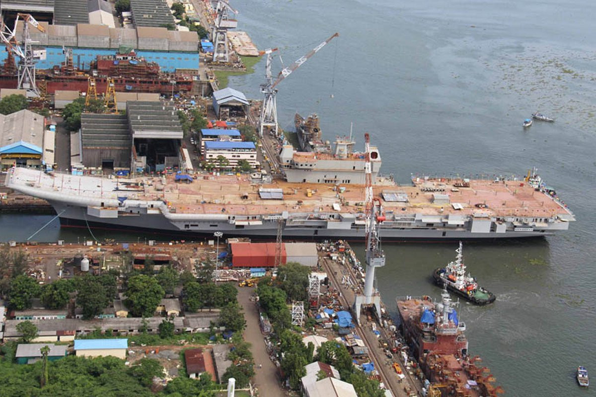 Tàu sân bay nội địa đầu tiên của Ấn Độ có hơn 2.300 khoang, được thiết kế cho khoảng 1700 thủy thủ đoàn, có không gian ăn ở riêng dành cho nữ sĩ quan.