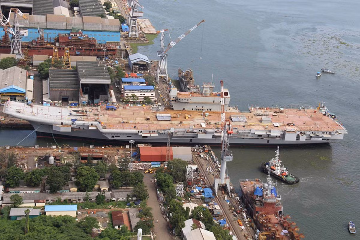 Tàu sân bay nội địa đầu tiên của Ấn Độ có hơn 2.300 khoang, được thiết kế cho khoảng 1700 thủy thủ đoàn, có không gian ăn ở riêng dành cho nữ sĩ quan.