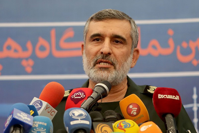 Amir Ali Hajizadeh, giữ chức vụ Tư lệnh Không quân Vệ binh Cách mạng Hồi Giáo Ỉran (IRGC) đã từng khẳng định "Chúng tôi dẫn đầu về tên lửa và UAV ở khu vực và trên thế giới. Nhiều nước gọi khả năng quân sự như vậy là đáng nể và ấn tượng, nhất là với một quốc gia hứng chịu nhiều lệnh trừng phạt"