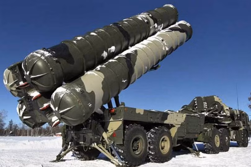 Nhưng tính đến gần đây, sau khi một chiếc Sukhoi Su-24 của Nga bị bắn rơi ở Syria vào tháng 11/2015 , Nga đã cho triển khai S-300 và S-400 tới khu vực này - một số đến Căn cứ Không quân Khmeimim , một số cho tàu tuần dương Moskva của Nga.