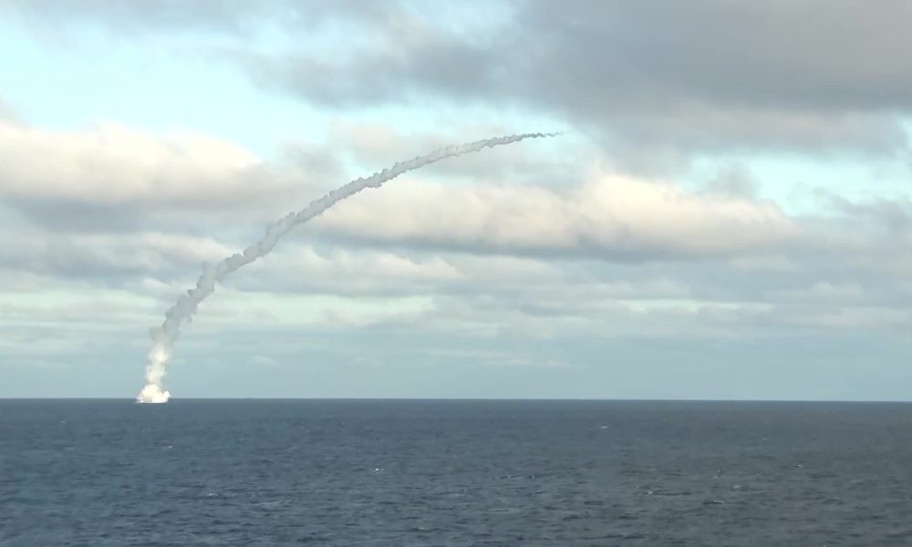 Thâm chí, loại tên lửa hành trình siêu thanh Zircon này hiện nay còn xuất hiện trên rất nhiều phương tiện chiến đấu của Quân đội Nga, chúng được trang bị từ trên các máy bay, tàu chiến, tàu ngầm, hoặc ngay cả các xe tải mang bệ phóng. Nguồn ảnh: infosmi.net.