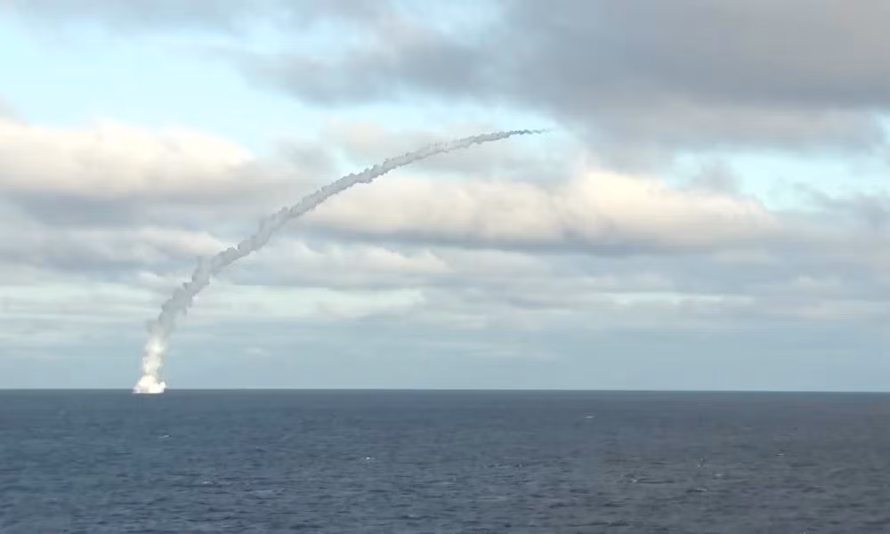 Thâm chí, loại tên lửa hành trình siêu thanh Zircon này hiện nay còn xuất hiện trên rất nhiều phương tiện chiến đấu của Quân đội Nga, chúng được trang bị từ trên các máy bay, tàu chiến, tàu ngầm, hoặc ngay cả các xe tải mang bệ phóng. Nguồn ảnh: infosmi.net.