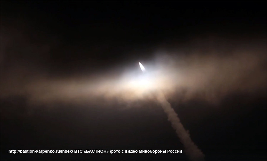 Với tốc độ này và tầm hoạt động đạt tối đa tới 1.000km, tên lửa hành trình siêu vượt âm Zircon có thể lập tức chạm tới mục tiêu xa trong phạm vi chỉ mất vẻn vẹn 5-6 phút, đồng nghĩa rằng các hệ thống phòng không đối phương trở nên “vô dụng”. Nguồn ảnh: russiadefence.net.