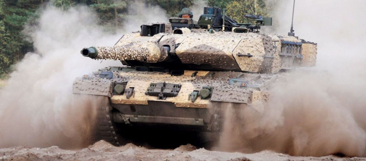 Ngoài ra, với việc được trang bị hệ thống động cơ diesel mạnh mẽ tới 1.500 mã lực , các Leopard này có thể di chuyển với tốc độ “kinh hồn”, có cơ sở để hoàn toàn vượt trên 75km/h, với tầm hoạt động tác chiến là 341 dặm.