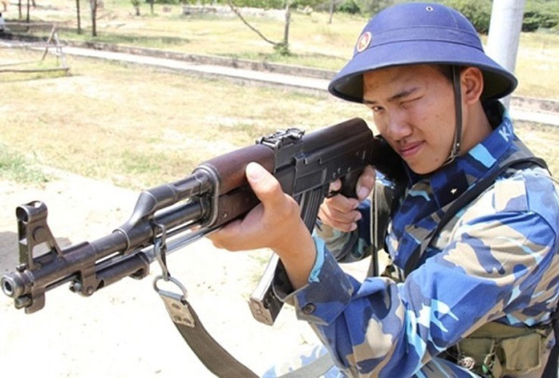 Đồng thời, từ trong Chiến tranh Việt Nam đến cuối những năm 1989, hình bóng của khẩu AK-47 còn có mặt trên hầu hết mọi mặt tranh cổ động, các bích tường từ thành thị tới nông thôn.