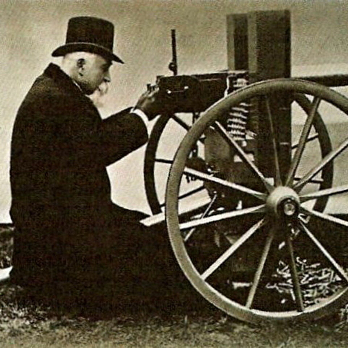 Về tiền đề của Maxim, nhà sáng chế Hiram Maxim đã phát minh ra khẩu súng máy Maxim đóng vai trò đặc biệt quan trọng này, mang tính cách mạng hoá đối với chiến tranh hiện đại trên thế giới.