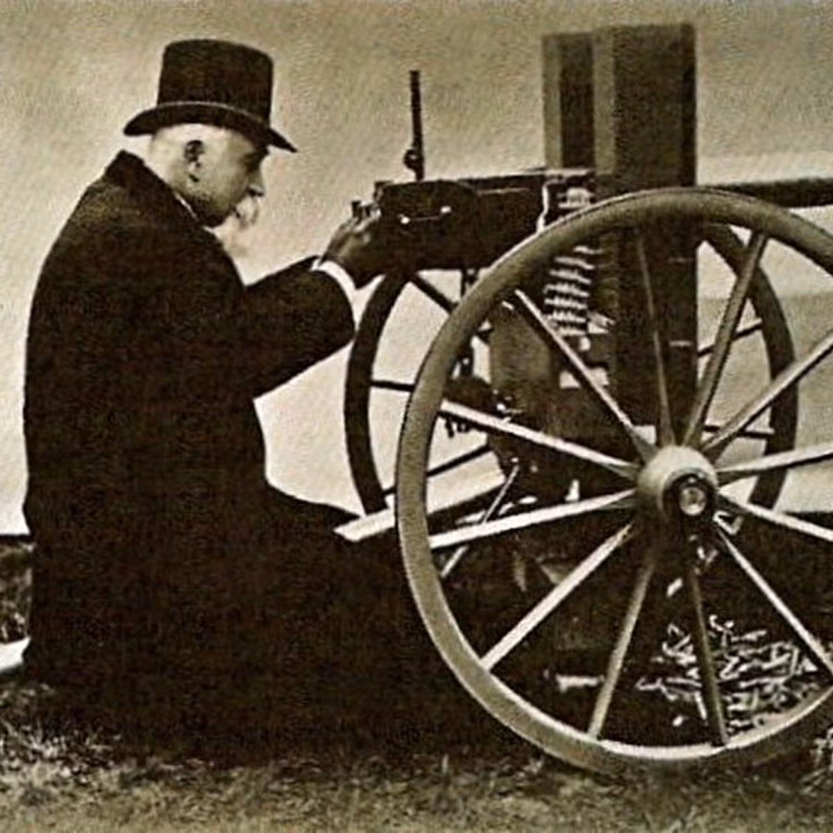 Về tiền đề của Maxim, nhà sáng chế Hiram Maxim đã phát minh ra khẩu súng máy Maxim đóng vai trò đặc biệt quan trọng này, mang tính cách mạng hoá đối với chiến tranh hiện đại trên thế giới.