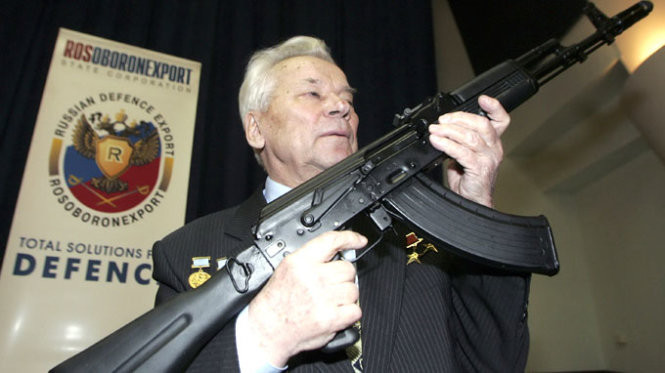 AK-47 được thiết kế bởi Mikhail Kalashnikov, đã được đưa vào biên chế Liên Xô cũ từ những năm 1947 và được sử dụng như một khẩu súng đặc biệt chắc chắn và đáng tin cậy.