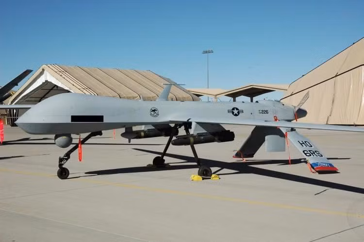 MQ-1 Predator đã được đánh giá là đã đi trước thời đại với khả năng nhận thức tình huống đã được nâng cao. Sở hữu radar khẩu độ tổng hợp, máy quay video và FLIR ghi lại hình ảnh hồng ngoại nhìn về phía trước đã giúp nó tấn công với độ chính xác cao. 