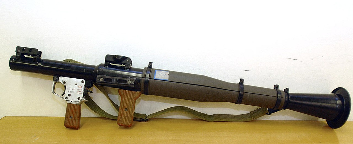 Loại súng tiếp theo lọt vào top 5 chính là khẩu súng chống tăng RPG-7. Súng phóng lựu cầm tay chống tăng này được Liên Xô chế tạo, thiết kế vào những năm 1958, sau đó vào năm 1961 thì phiên bản đạn PG-7 đã được dùng phổ biến. 