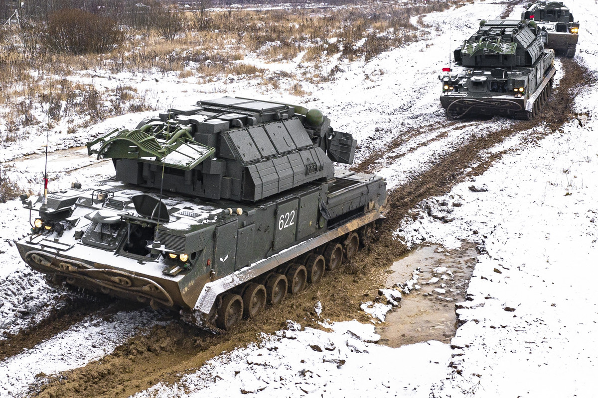 Về Tor-M2, đây là một hệ thống phòng không được trang bị tên lửa đất đối không của Nga, là một hệ thống tên lửa đất đối không tầm gần. Hệ thống có khả năng tiêu diệt các mục tiêu bay ở độ cao thấp đến trung bình và hoạt động trong mọi điều kiện thời tiết.