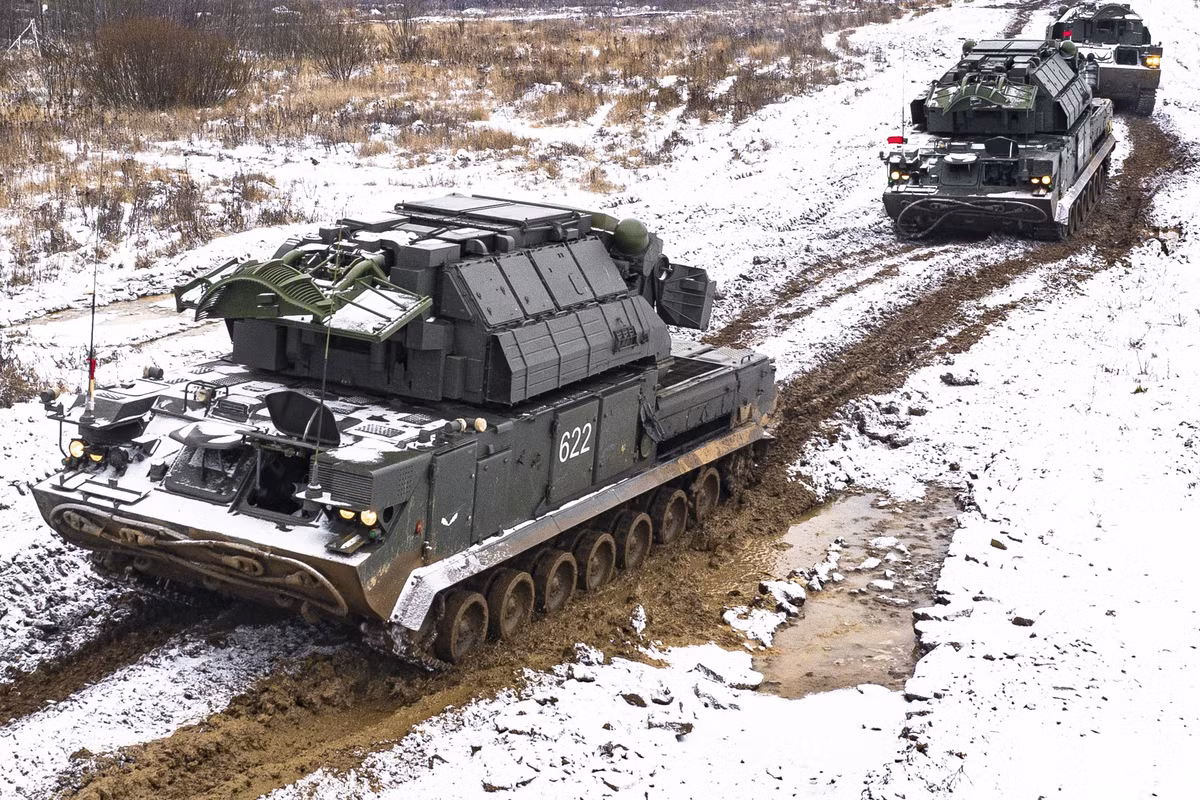 Về Tor-M2, đây là một hệ thống phòng không được trang bị tên lửa đất đối không của Nga, là một hệ thống tên lửa đất đối không tầm gần. Hệ thống có khả năng tiêu diệt các mục tiêu bay ở độ cao thấp đến trung bình và hoạt động trong mọi điều kiện thời tiết.