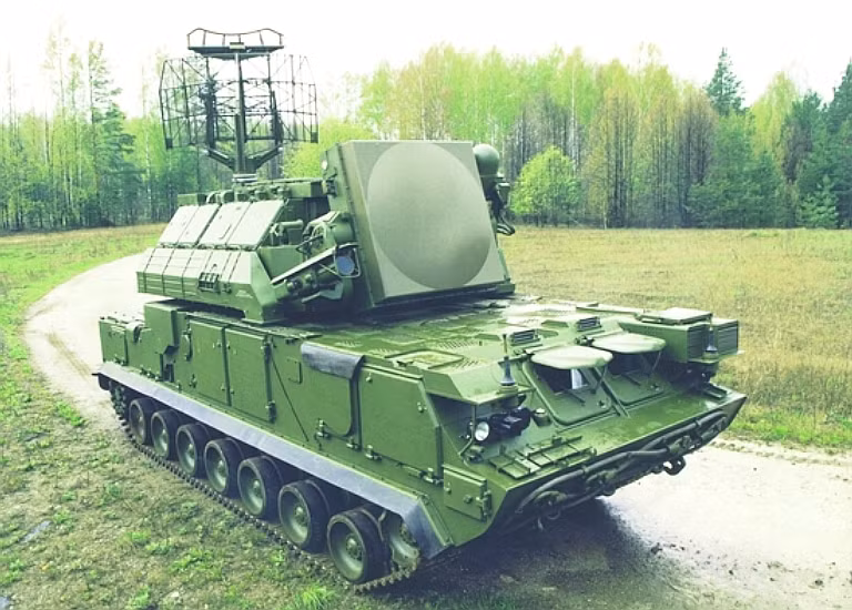 Trong quá trình diễn tập, các nhóm của hệ thống tên lửa đất đối không Tor-M2 cũng đã thực hành đánh trúng mục tiêu và khai hỏa khi đang di chuyển dưới sự gây nhiễu của đối phương, Bộ cho biết.