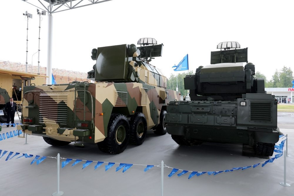 Hệ thống hỏa lực của Tor-M2 bao gồm tới 8 tên lửa 9M331 hoặc 16 tên lửa 9M338 được tăng tầm bắn, độ cao. Tor-M2 được cung cấp trang bị trên các khung gầm bánh lốp hoặc khung gầm bánh xích. 