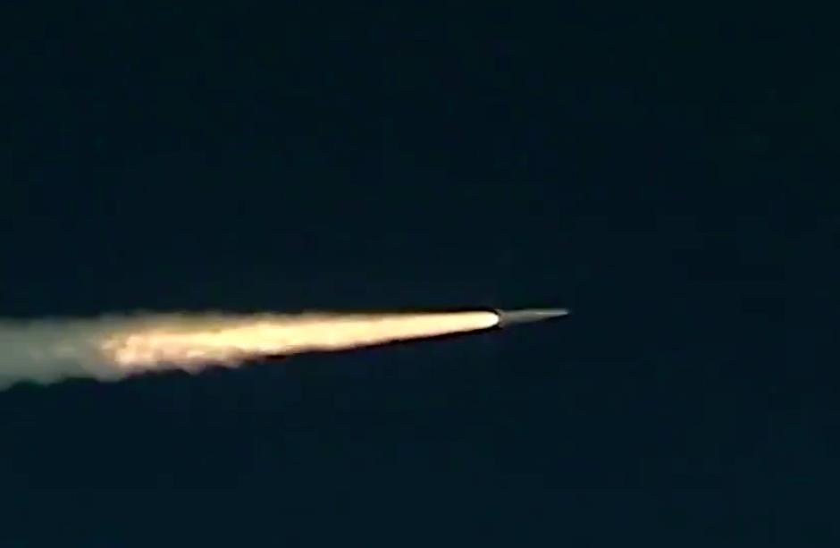 Với tên lửa ALBM Kh-47M2 Kinzhal mới này, Nga có thể sử dụng nền tảng chiến đấu cơ của mình để phóng nó, với tầm hoạt động lên đến hơn 2.000km, vận tốc siêu vượt âm lên đến Mach 10, và thậm chí, loại tên lửa này còn có khả năng thực hiện các thao tác thay đổi quỹ đạo, giúp nó né tránh phòng không đối phương ở mọi giai đoạn bay.