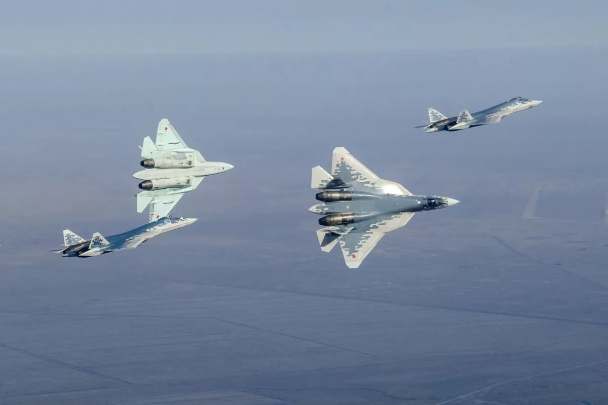 Trước đó đã có thông tin rằng, vào cuối năm 2024 theo kế hoạch, Lực lượng Hàng không Vũ trụ Nga sẽ nhận thêm số lượng lớn các chiến đấu cơ, bao gồm tới 22 máy bay chiến đấu đa năng thế hệ thứ 5 Sukhoi Su-57 Felon, và cho đến năm 2028, tổng thể số lượng loại chiến đấu cơ này trong Lực lượng Vũ trang Nga sẽ là tới 76 chiếc.