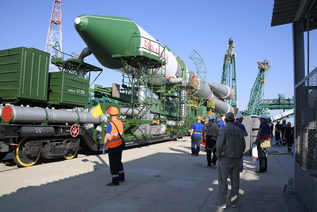 Còn về Avangard, tính đến nay, đây chính là phương tiện lượn siêu vượt âm đầu tiên được chế tạo thành công trên thế giới được phát triển bới Nga, thậm chí, nó còn được Tổng thống Nga, ông Vladimir Putin nhắc đến như 1 trong 6 loại vũ khí chiến lược của Nga.
