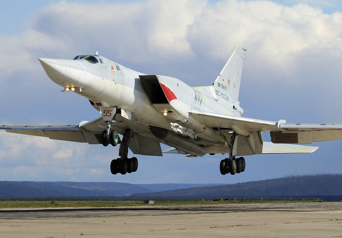 Hiện nay, loại tên lửa thông minh Kinzhal của Nga cũng được cho là có thể phóng cả trên nền tảng các oanh tạc cơ Tu-22M3 ngoài tiêm kích đánh chặn MiG-31K của mình, và tên lửa này có thể mang đầu đạn thông thường hoặc đầu đạn hạt nhân để cho một sức công phá đáng kể hơn.