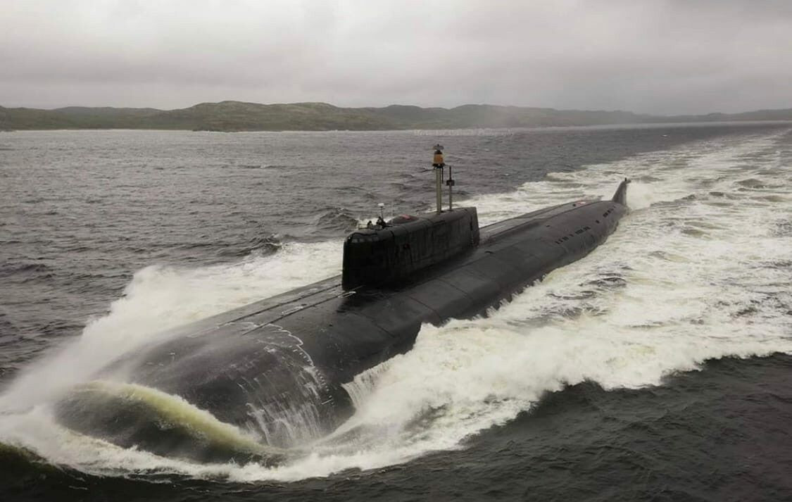 Về sự cơ động và độ bền bỉ của mình, Irkutsk (K-132) được trang bị tới 2 lò phản ứng hạt nhân và 2 tua-bin hơi nước làm lực đẩy, cho phép tàu ngầm hạt nhân này di chuyển với tốc độ tối đa lên đến 32 hải lý/ giờ, bền bỉ trong 120 ngày với độ sâu tối đa là 600m đã được kiểm tra và đánh giá.