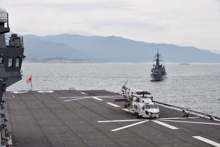 Đầu tiên là về JS Kaga (DDH-184), ban đầu đây là một tàu khu trục mang trực thăng của Nhật Bản, hiện nay đang được tiến hành chuyển đổi thành một hàng không mẫu hạm cỡ nhỏ của Hải quân Nhật Bản tiếp theo với sự kết hợp, hỗ trợ từ Mỹ.