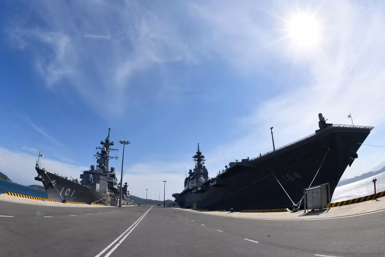 Về các tàu thuộc biên chế Hải quân Nhật Bản xuất hiện trong chuyến thăm Việt Nam, bao gồm hàng không mẫu hạm đầu tiên của Nhật Bản kể từ khi Thế chiến thứ II kết thúc - tàu JS Kaga, và một tàu khu trục làm công tác hộ tống là JS Murasame.