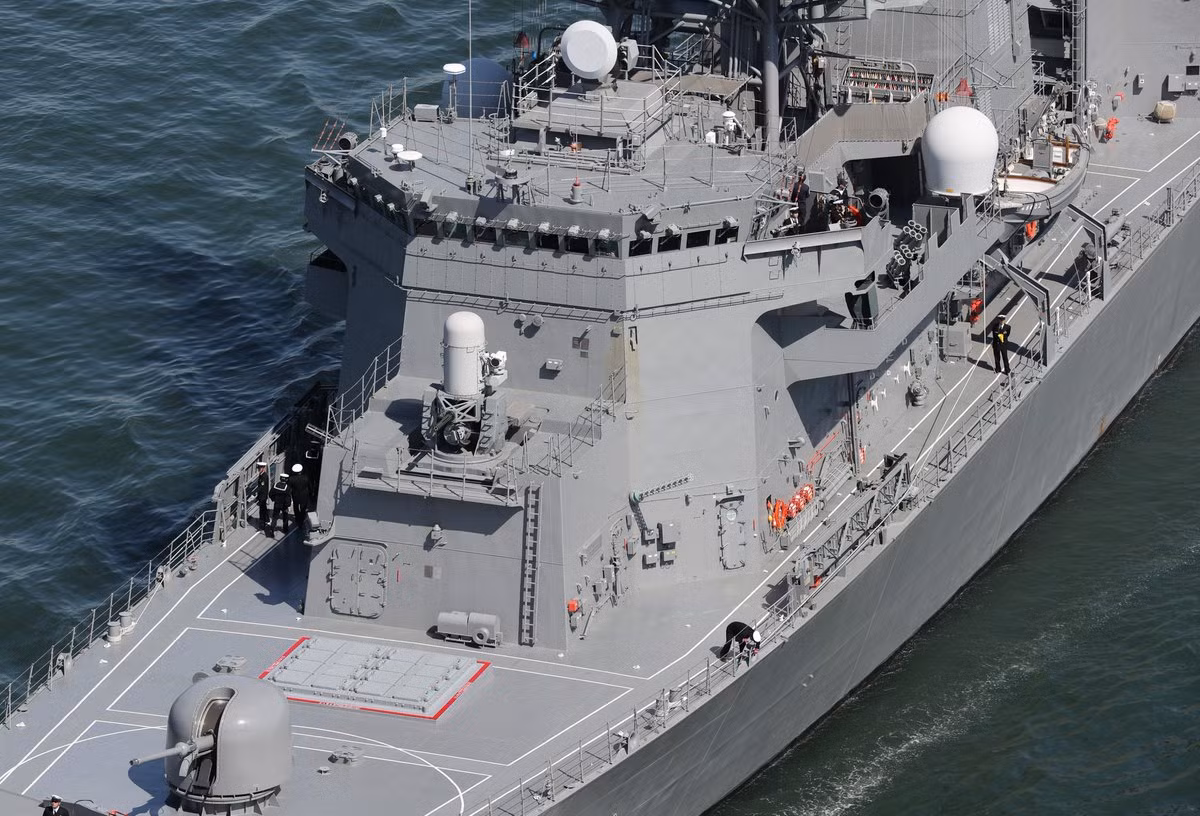 Ngoài ra, JS Murasame còn được trang bị hải pháo bắn nhanh OTO Melara 3 cỡ nòng 76mm, giúp nó tự vệ tốt và hỗ trợ tác chiến trên biển một cách tối ưu nhất.