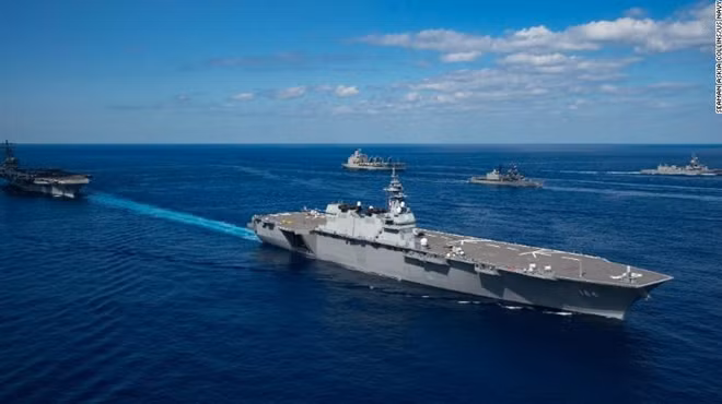 Về tốc độ, JS Kaga có thể đạt vận tốc độ tối đa là 30 hải lý/giờ, với sự trang bị tới 4 tuabin khí GE/IHI LM2500IEC mạnh mẽ, đảm bảo độ cơ động và linh hoạt của tàu này.