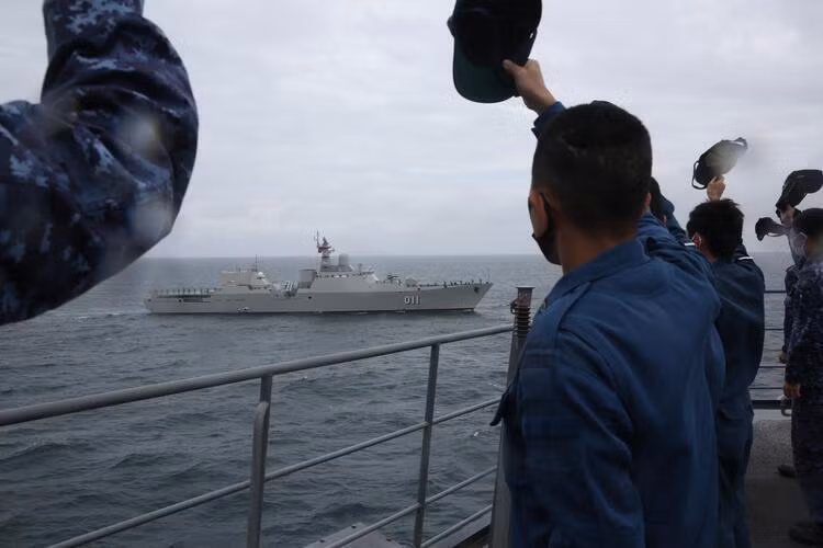 Theo một bài đăng trên Twitter của Lực lượng Phòng vệ Biển Nhật Bản (JMSDF) hôm 8/11, bài đăng nêu rõ, “Từ ngày 5-7/11, tàu sân bay trực thăng JS Kaga và khu trục hạm JS Murasame đã ghé thăm cảng Cam Ranh của Việt Nam. Sau đó, cả hai con tàu đã tiến hành một cuộc diễn tập thiện chí với tàu hộ vệ Đinh Tiên Hoàng của Hải quân Việt Nam, nhằm thúc đẩy sự hiểu biết lẫn nhau và tình hữu nghị với Hải quân Việt Nam”.