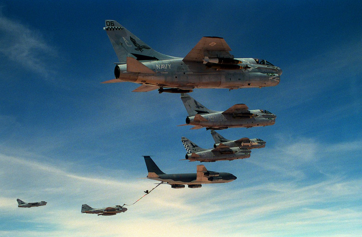 Trong 42 ngày diễn ra chiến dịch (từ 17/1/1991 – 28/2/1991), đã có hàng nghìn đợt tập kích đường không được liên minh thực hiện hướng tới Iraq, được đánh giá là có mức độ chuyên sâu nhất trong lịch sử quân sự thế giới.