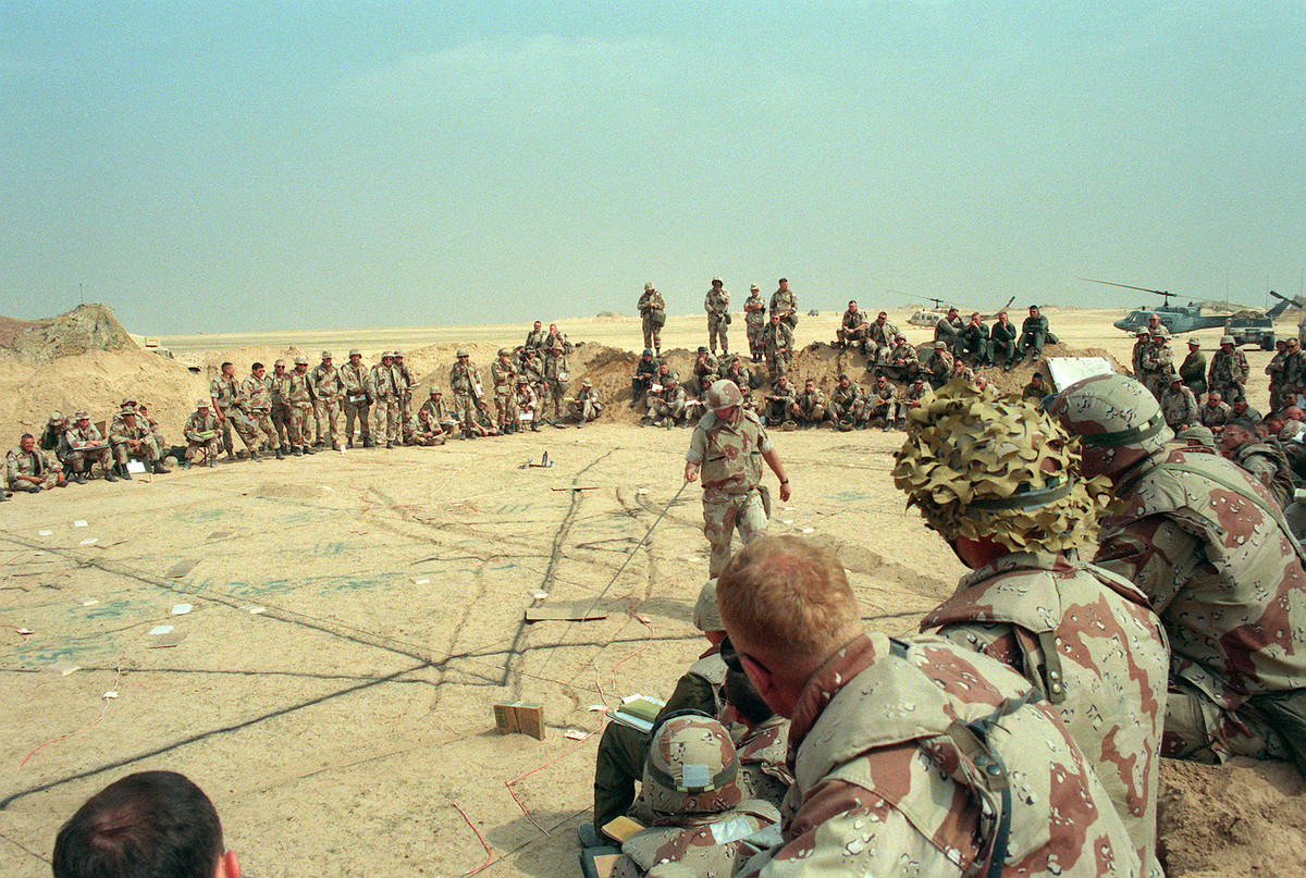 Chiến dịch này được thực hiện là nhằm mục tiêu đáp trả lại sự xâm lược của Baghdad hướng về Kuwait lúc bấy giờ, khối liên minh do Mỹ dẫn đầu đã được huy động tại Saudi Arabia.