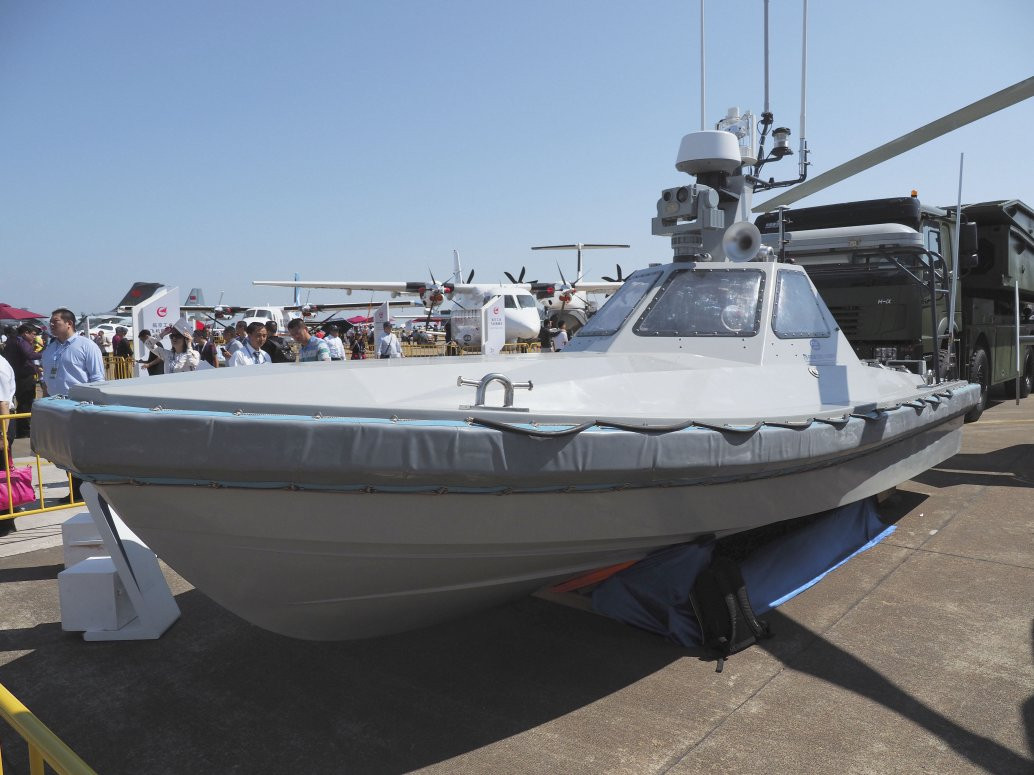 Với hệ thống vũ trang này, để khai hoả trúng đích thì JARI được trang bị radar mảng pha, hệ thống điện quang, ăng-ten liên kiết vệ tinh và sonar để hỗ trợ vận hành cũng như phát hiện, theo dõi mục tiêu để tác chiến hiệu quả.