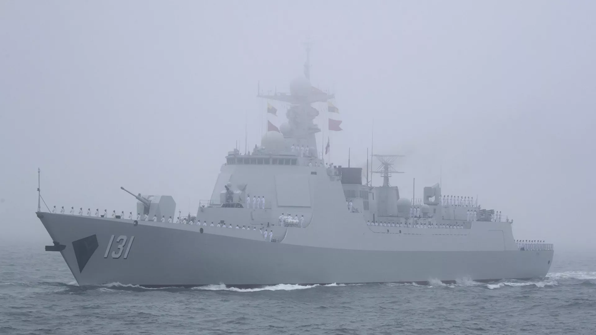 Còn con tàu thứ 2 được nhìn thấy này, theo đánh giá có lẽ là giống với tàu hai thân cỡ lớn lớn, có một số đặc điểm giống với JARI.