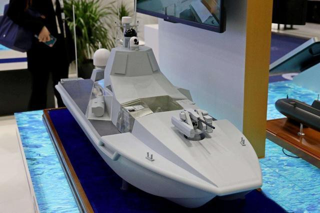 Phía sau “pháo chính” của USV JARI, xuất hiện thêm 2 hệ thống phóng thẳng đứng 2x2 để phóng tên lửa đối không và tên lửa chống hạm. 2 ống phóng ngư lôi đơn có thể lắm trên các cạnh của chiếc USV này cho ASW. Ngư lôi hạng nhẹ, được cho là ET52, được sử dụng trên các ống phóng.