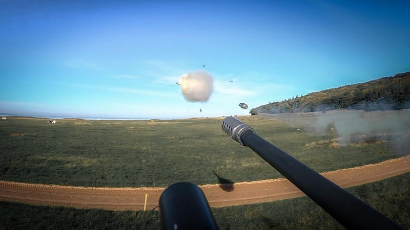 Các binh sĩ thuộc Tiểu đoàn 5, Trung đoàn Pháo phòng không 4, thuộc Bộ Tư lệnh Phòng không &amp; Tên lửa Lục quân 10 của Mỹ, đã hạ gục máy bay không người lái bằng tên lửa Stinger bắn từ hệ thống phòng không tầm ngắn (M-SHORAD) Strykers mới của Lục quân Mỹ.